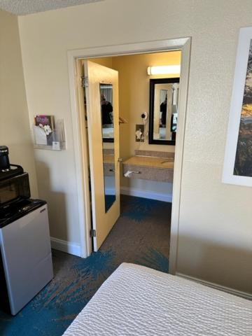 Days Inn By Wyndham Asheville West Candler Ngoại thất bức ảnh